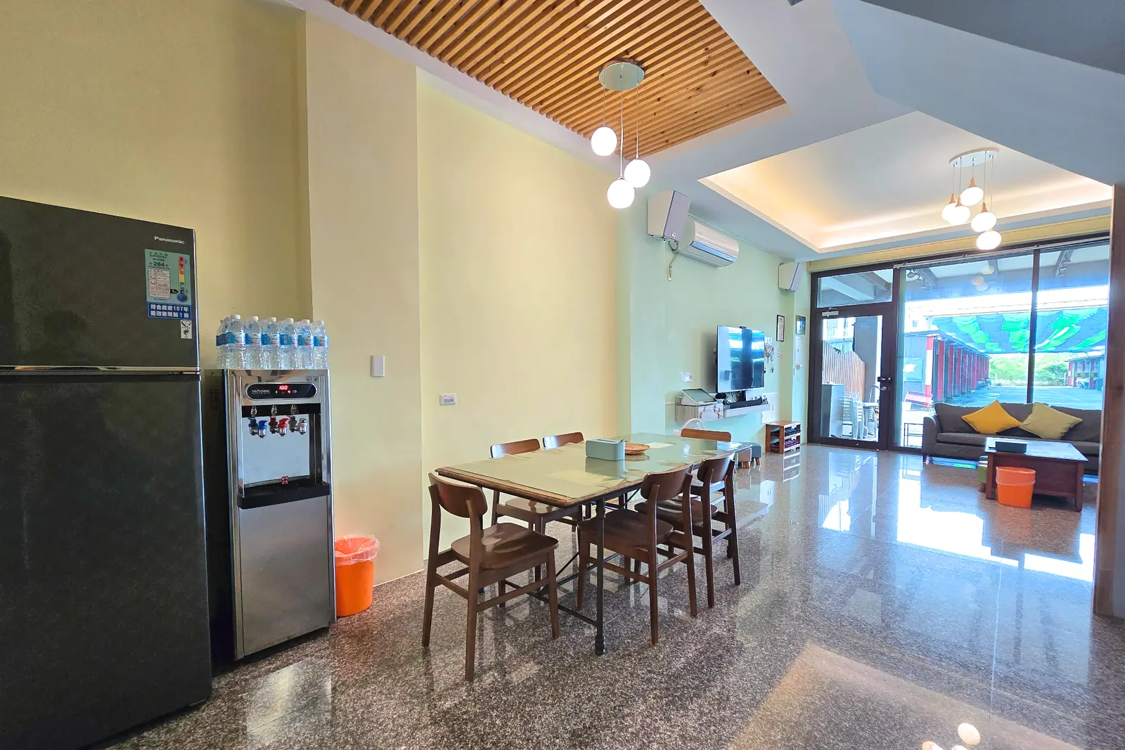 博拉樂一樓餐桌區與飲水機,遠處可見客廳空間