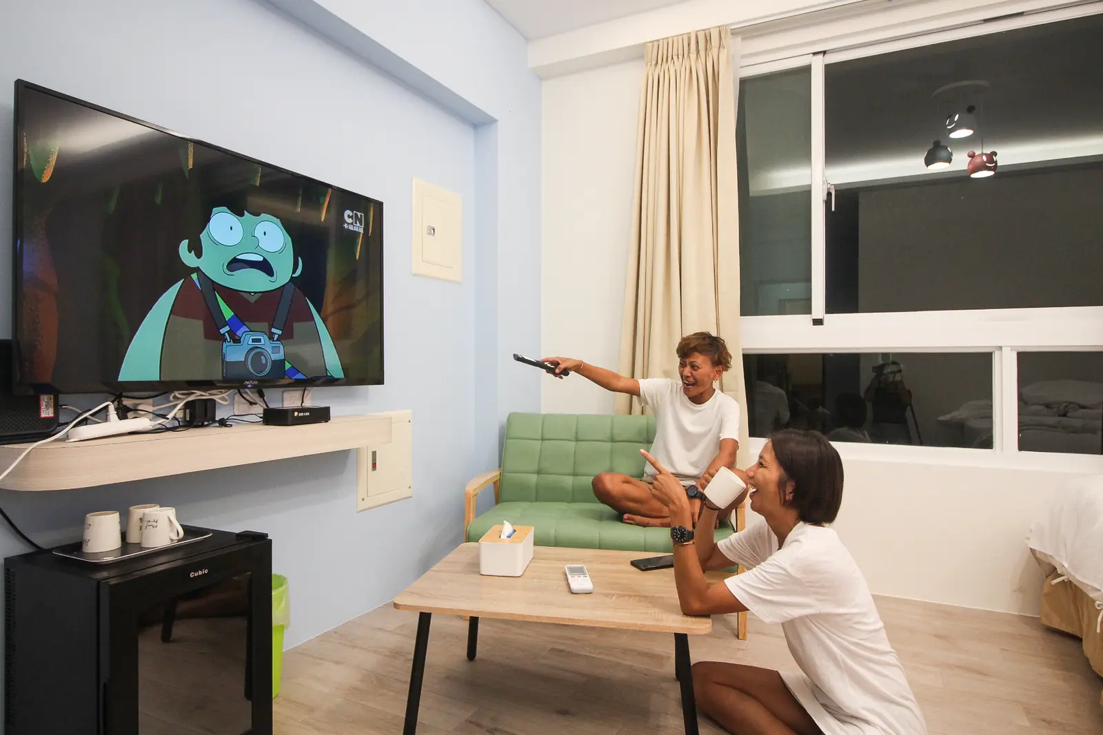 房內聯網電視與沙發休憩空間