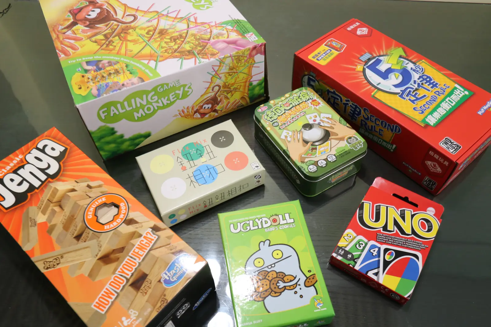 多款熱門桌遊擺放在桌面上