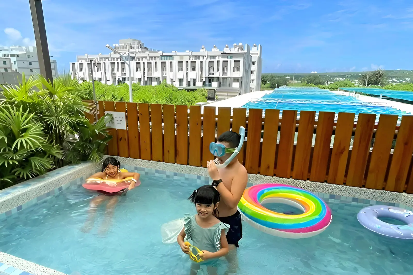 小朋友在二樓陽台戲水池玩水