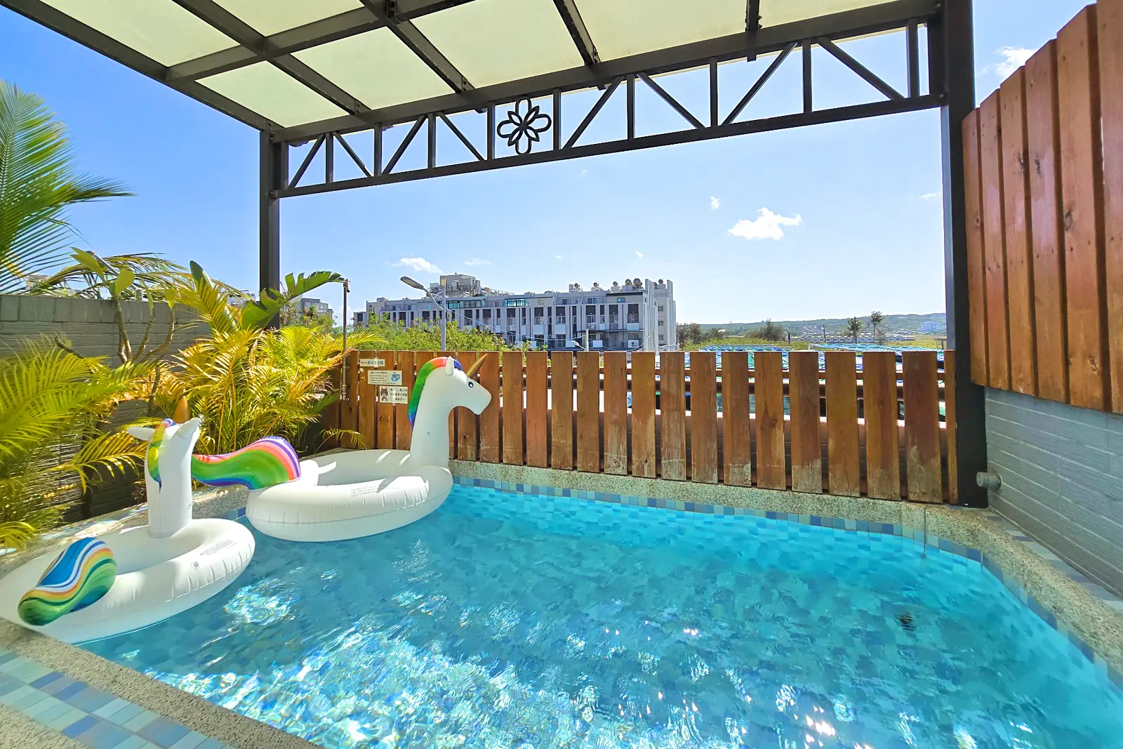 二樓陽台戲水池與獨角獸造型泳圈