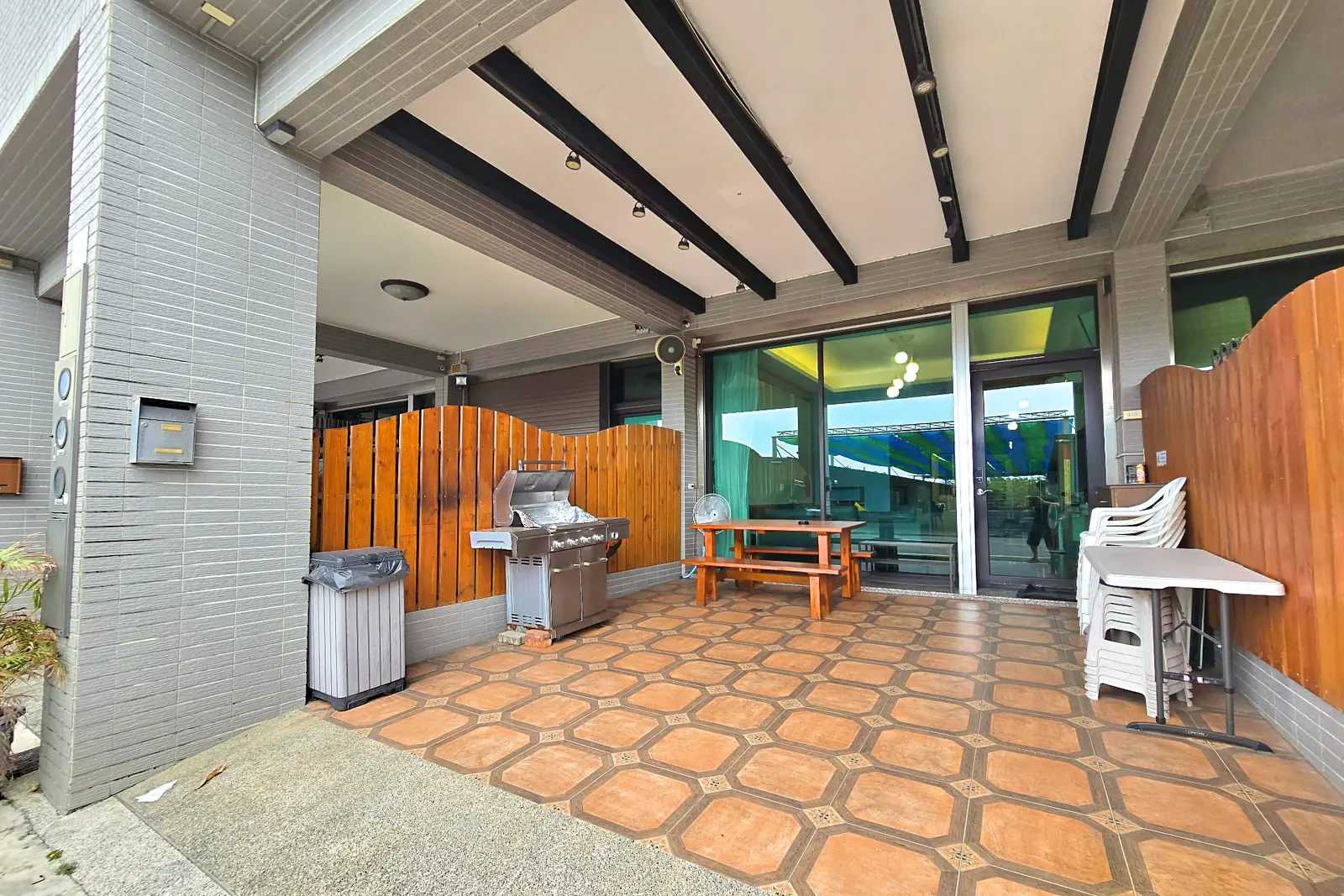一樓前庭烤肉區全景,附烤爐與長桌
