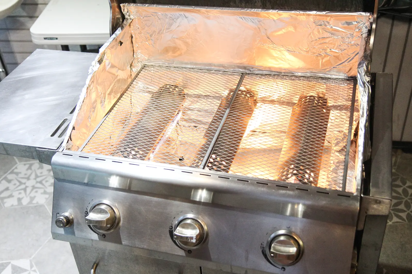 烤肉爐近拍,可見烤網與加熱中的爐火