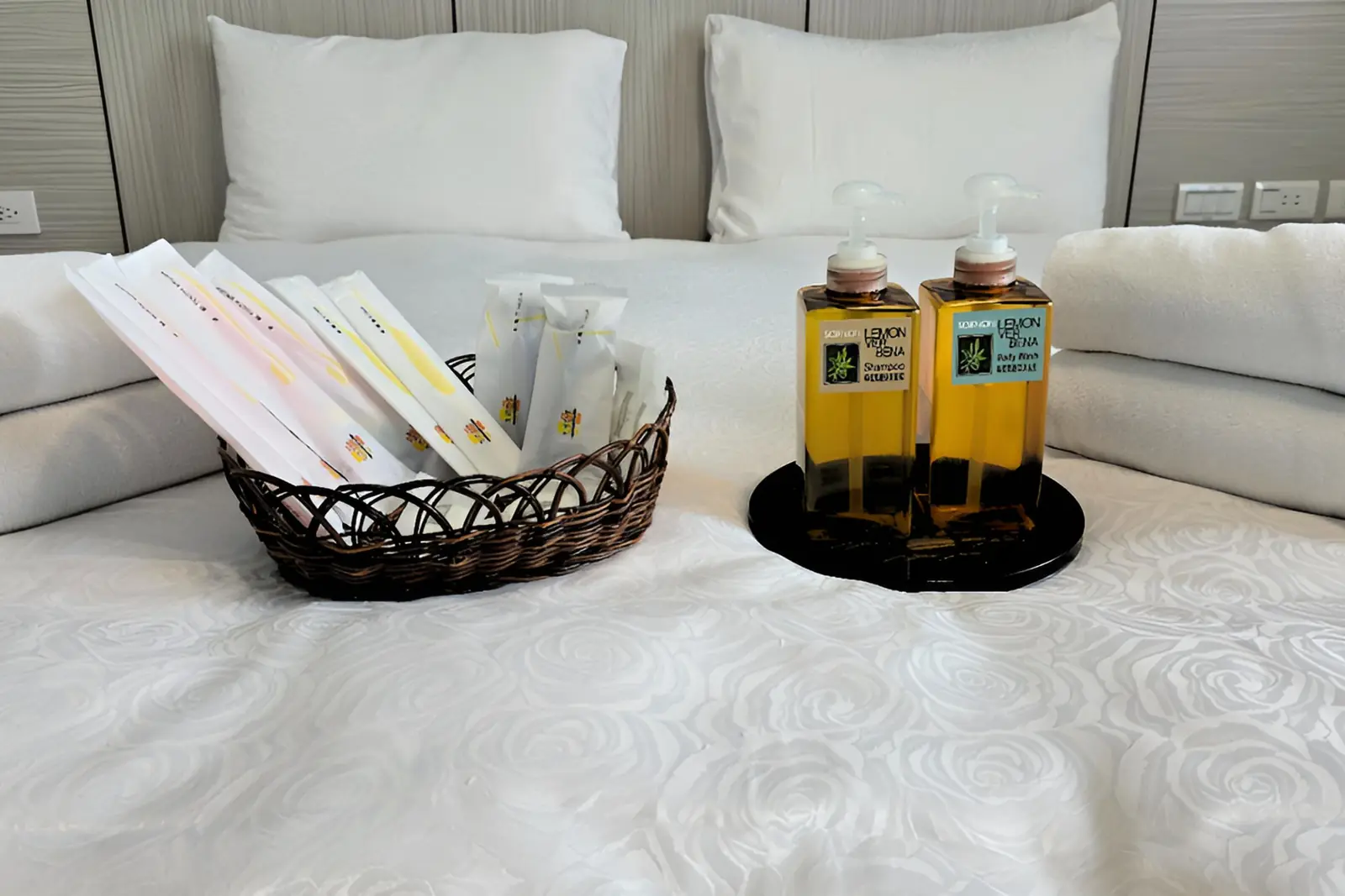 房內備品與洗沐用品擺放在床上