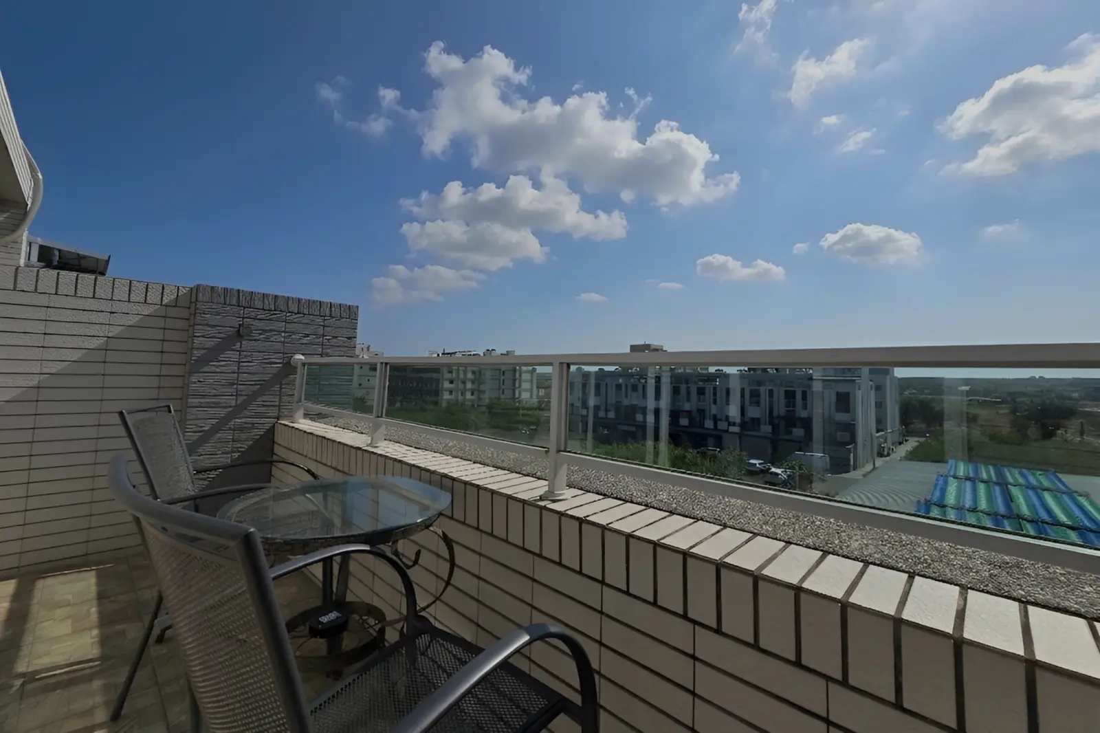 博拉樂包棟民宿客房，落地窗外連接陽台戲水池