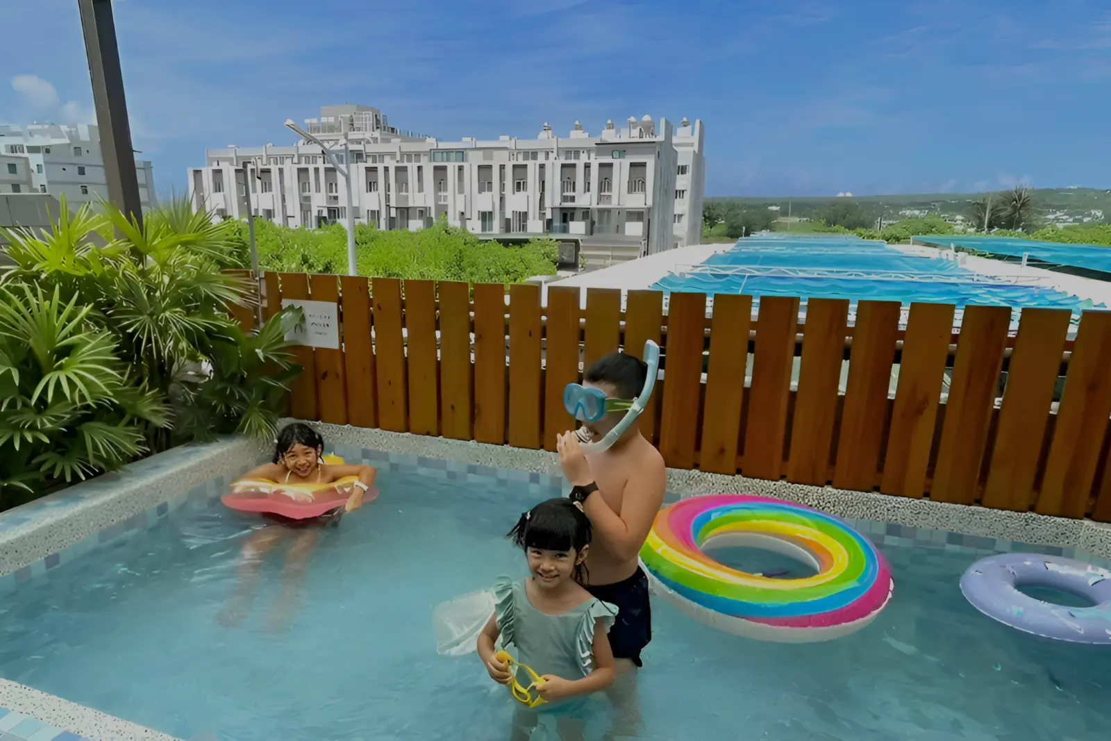 博拉樂包棟民宿頂樓陽台座位區與恆春街景