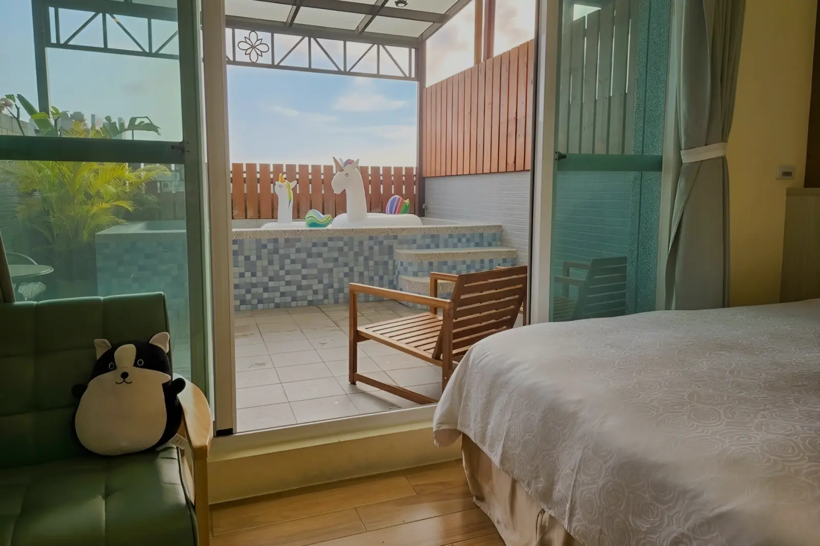 博拉樂包棟民宿一樓客廳、餐桌與開放公共空間