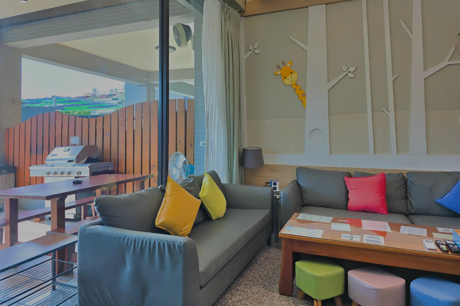 博拉樂包棟民宿陽台戲水池，孩子在泳圈旁玩水