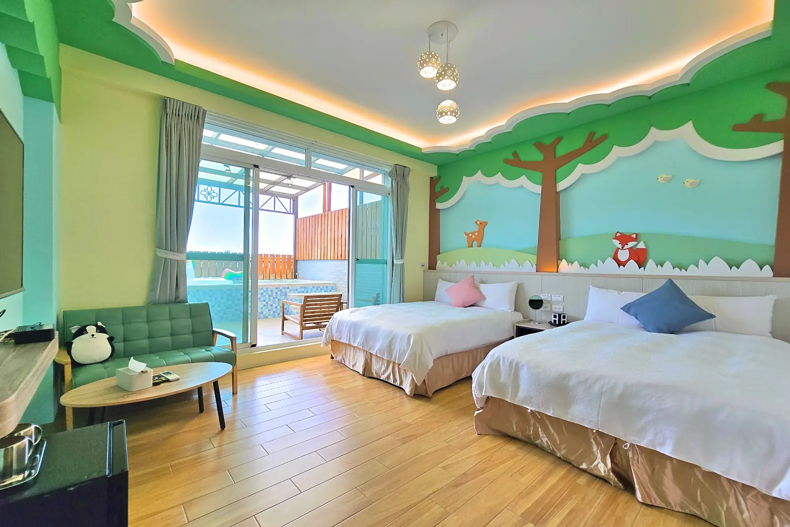 201 動物森林四人房，房內可見前庭戲水池