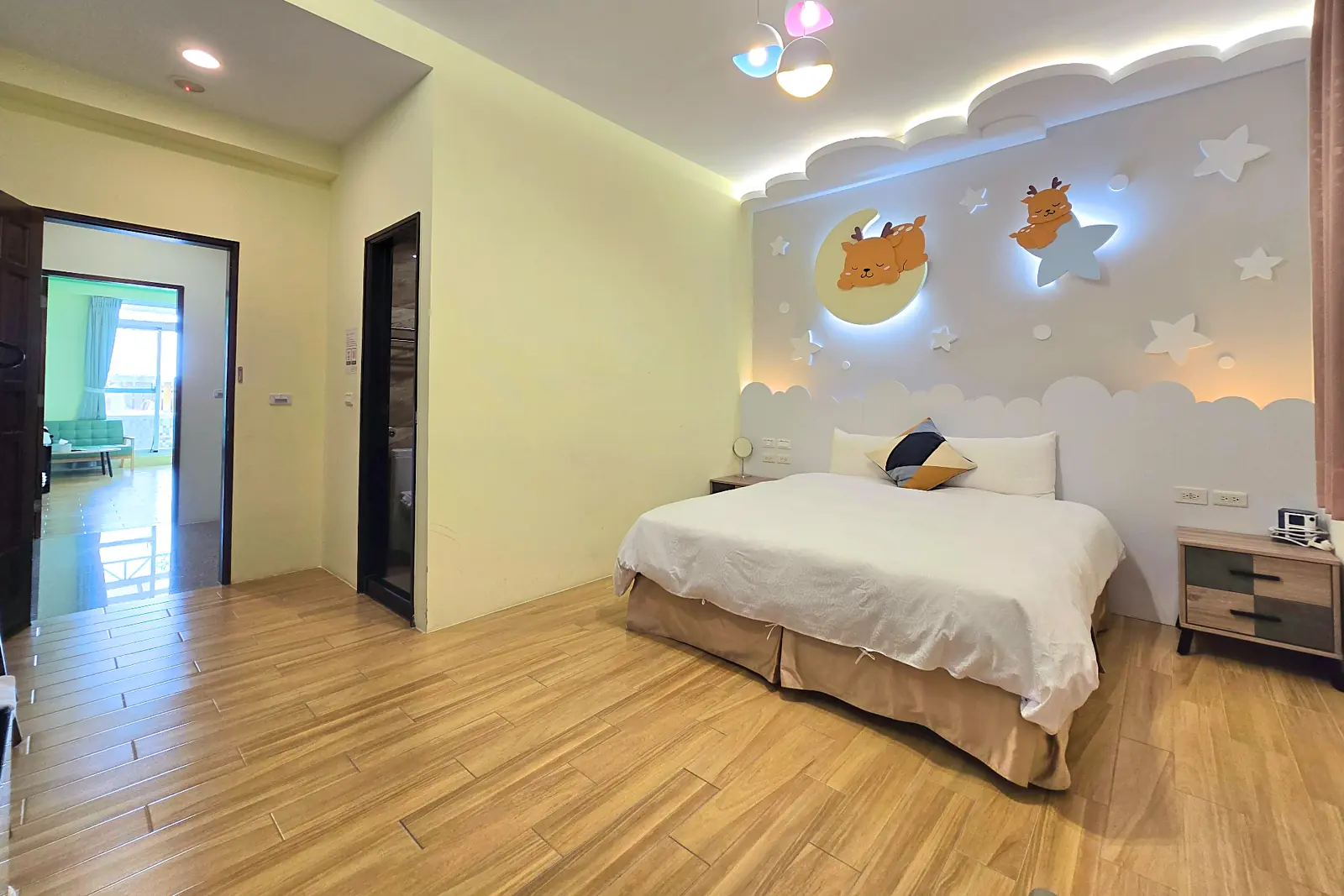 202 小鹿睡睡雙人房，月亮與小鹿主題牆面