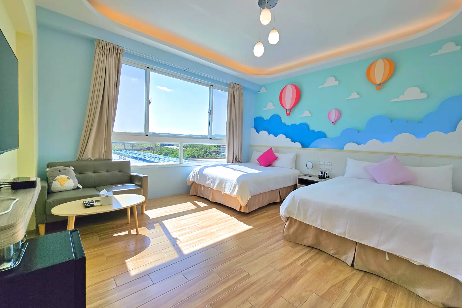 301 熱氣球四人房，大片窗景與雙床配置