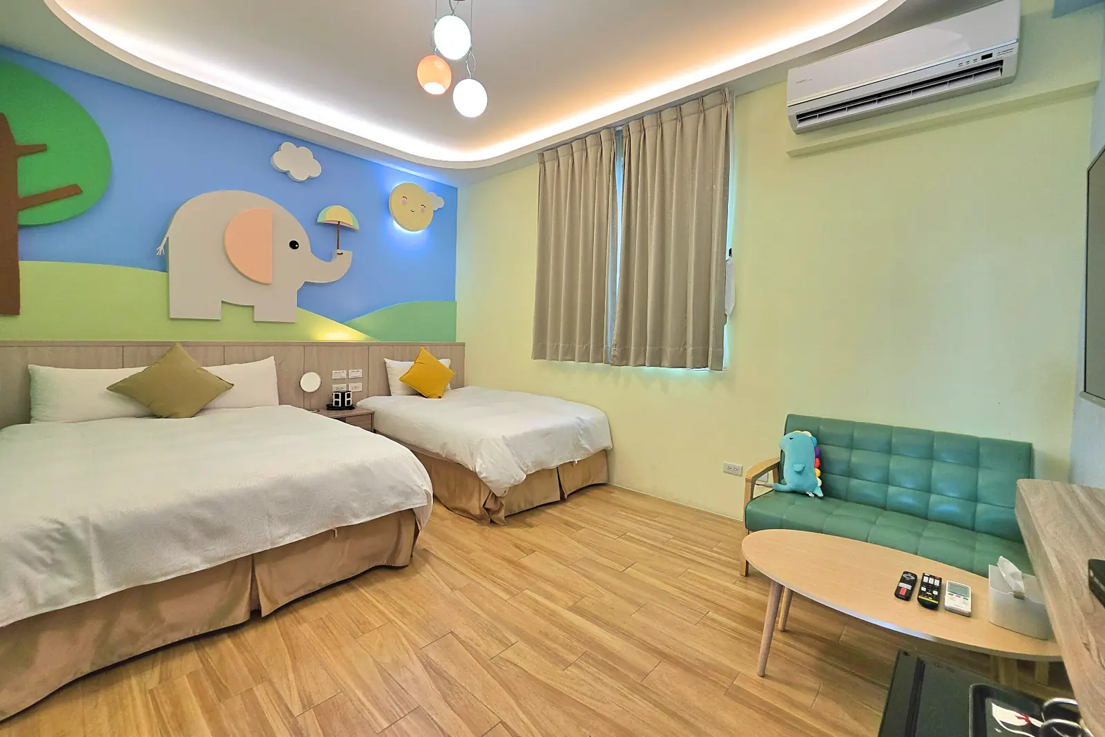 302 晴天大象三人房，大床與單人床配置