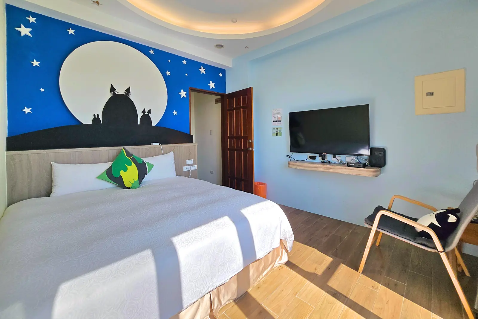 305 月光星空雙人房，房內電視與夜空主題牆面