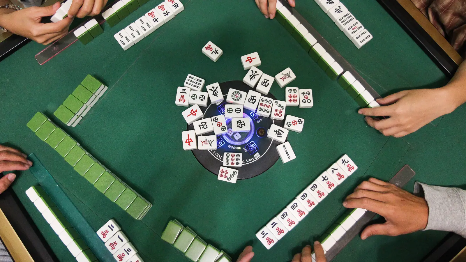 電動麻將桌置於專屬麻將間