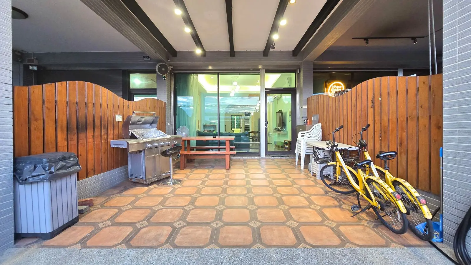 前庭烤肉空間，下雨也不怕