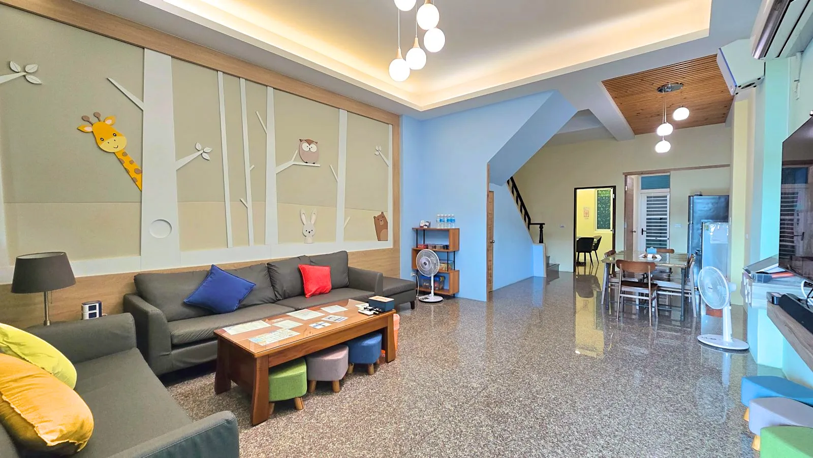 博拉樂一樓包棟大廳，動物主題沙發區與餐桌