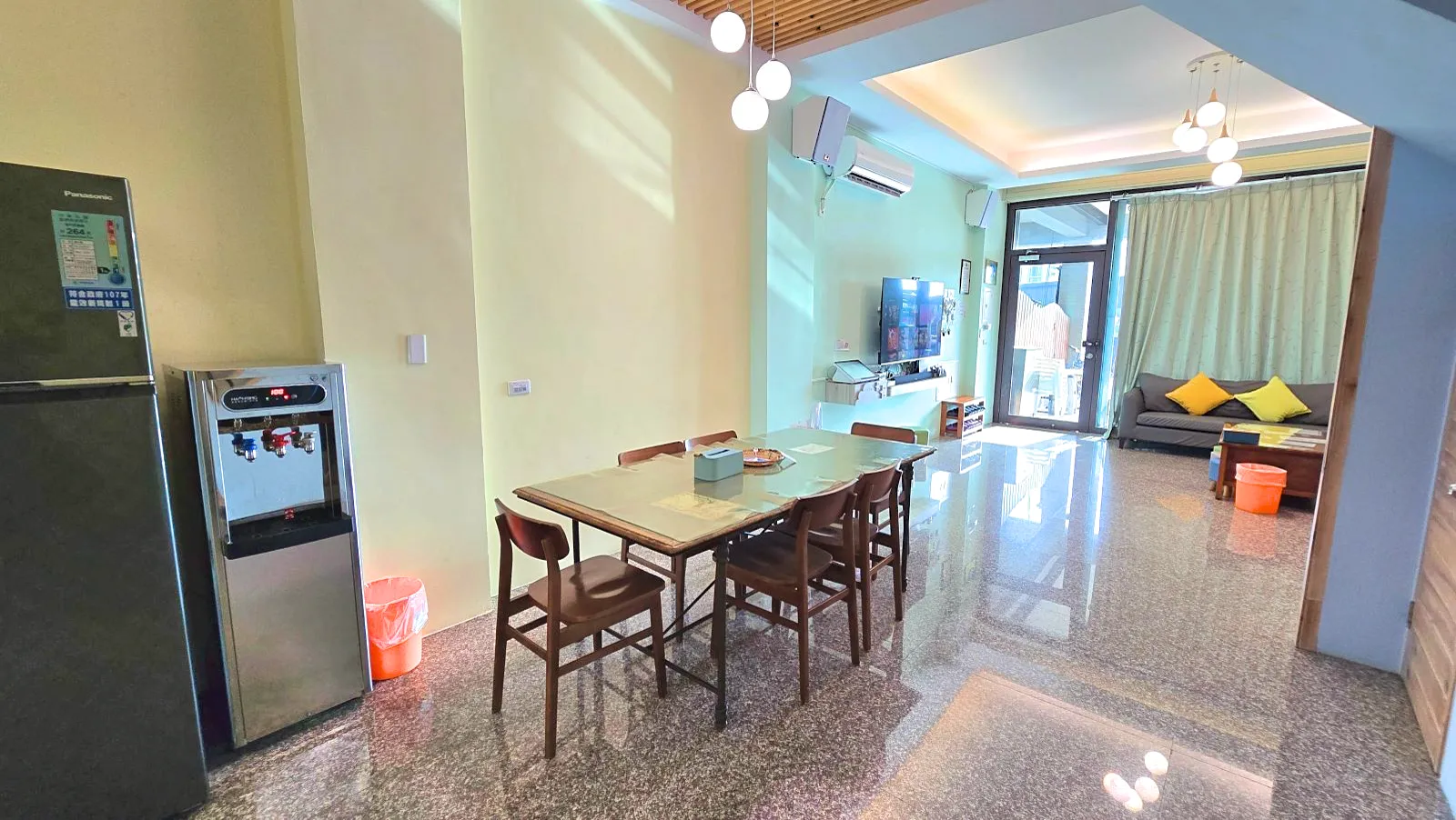 博拉樂一樓包棟大廳，餐桌區與客廳空間