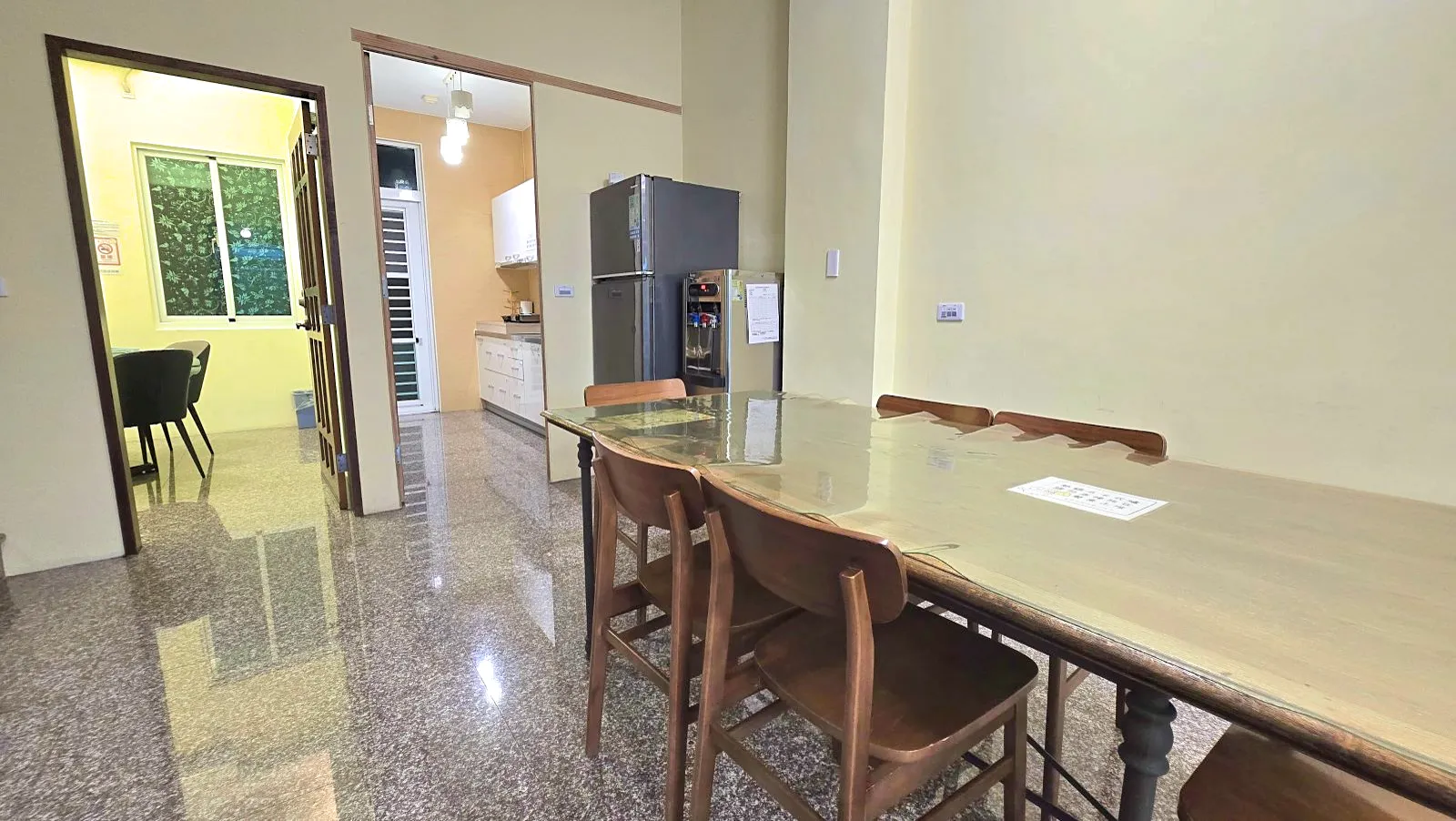 博拉樂一樓包棟大廳，長桌餐桌與廚房入口