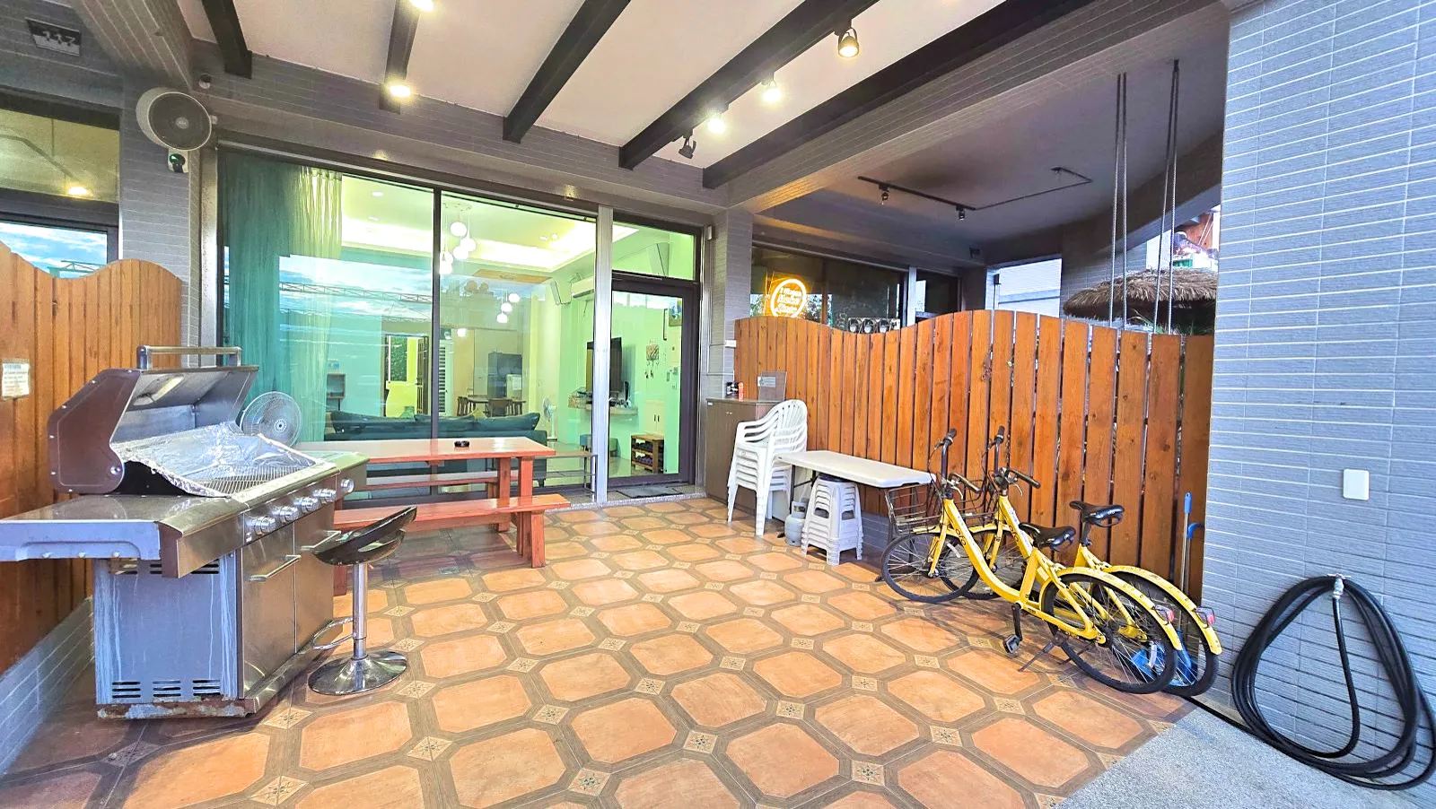 博拉樂一樓前庭，烤肉爐與戶外座位區