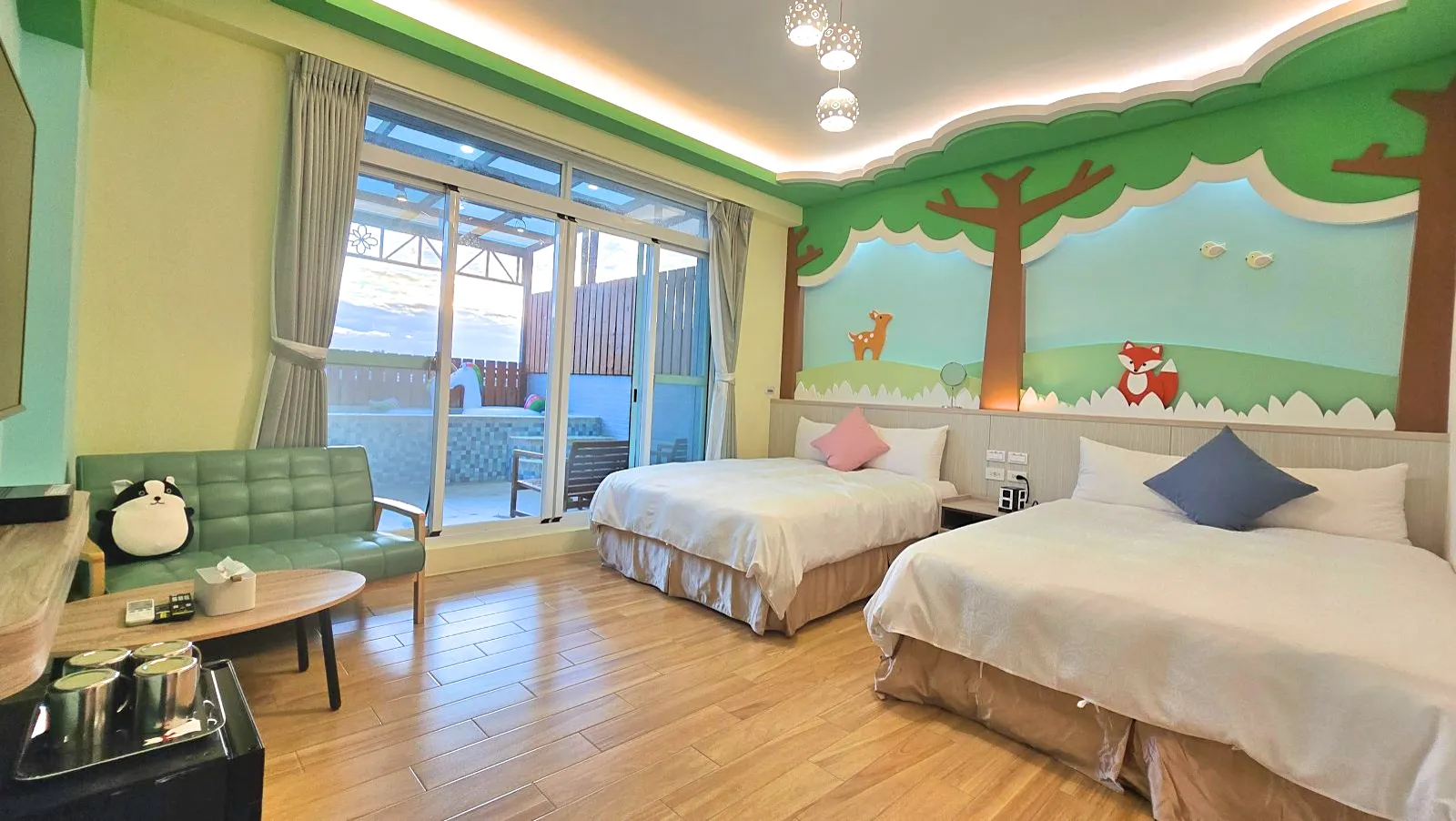 201動物森林四人房，兩張雙人床與陽台戲水池