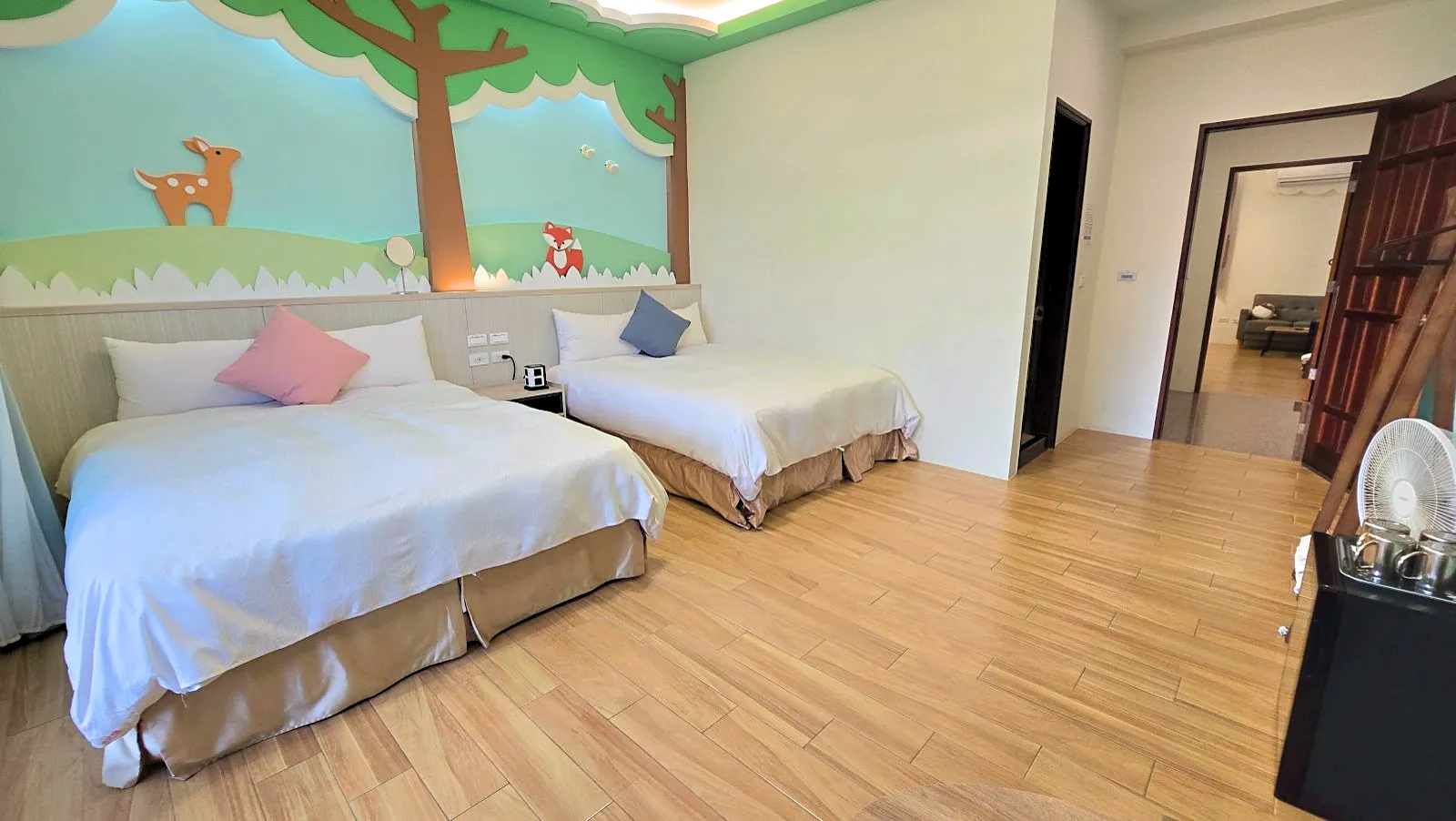 201動物森林四人房，兩張雙人床與房內走道