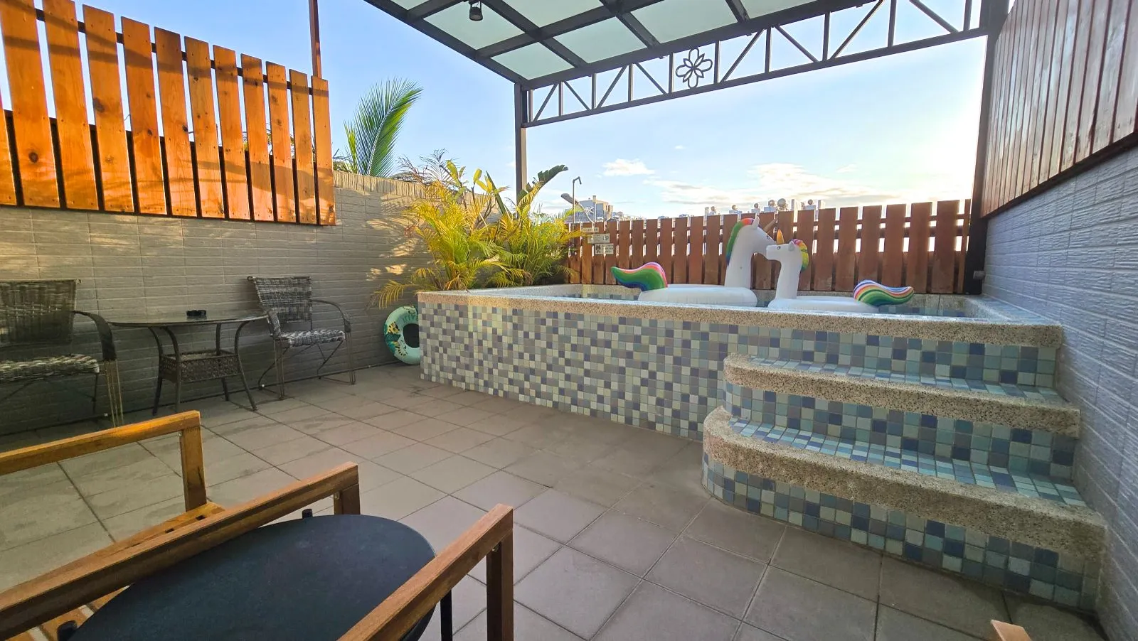 201動物森林四人房，陽台座位與戲水池