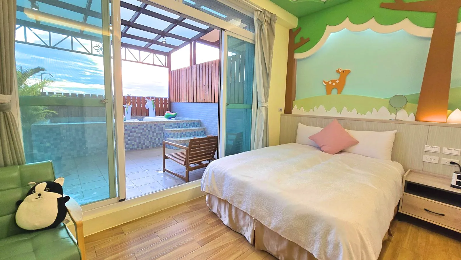 201動物森林四人房，靠陽台的雙人床與休憩座椅