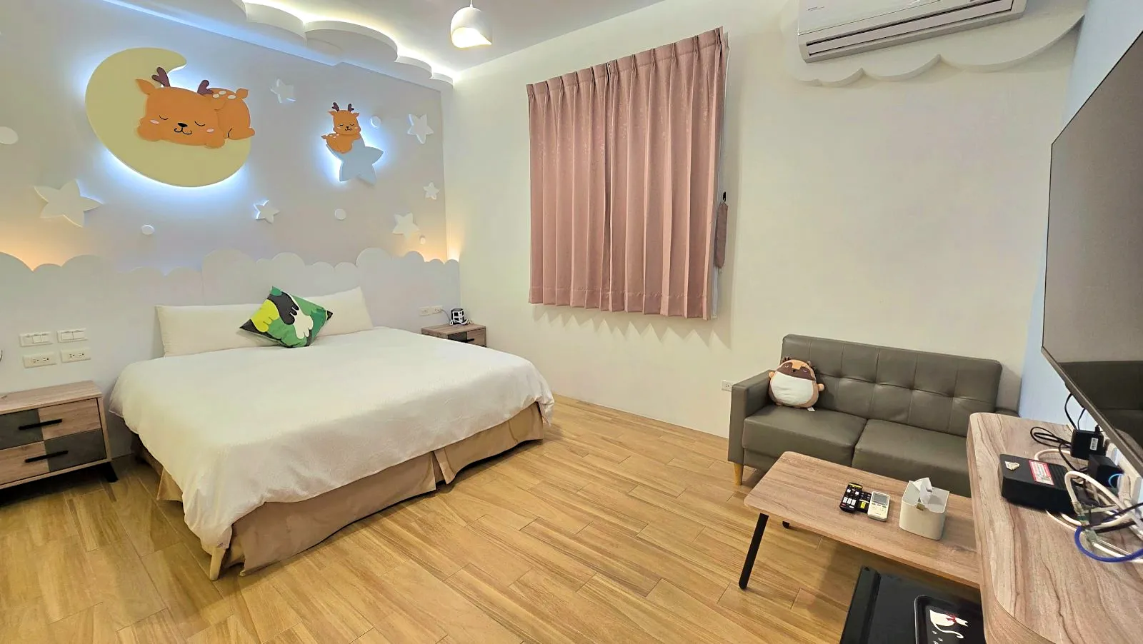 202小鹿睡睡雙人房，加大雙人床與沙發區