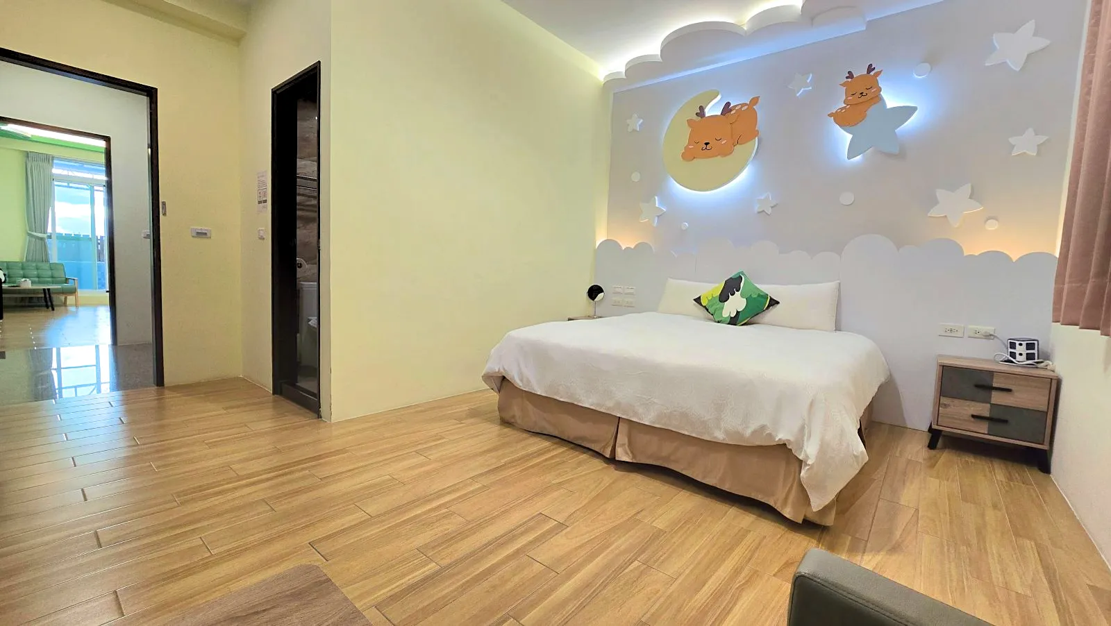 202小鹿睡睡雙人房，加大雙人床與牆面主題造型
