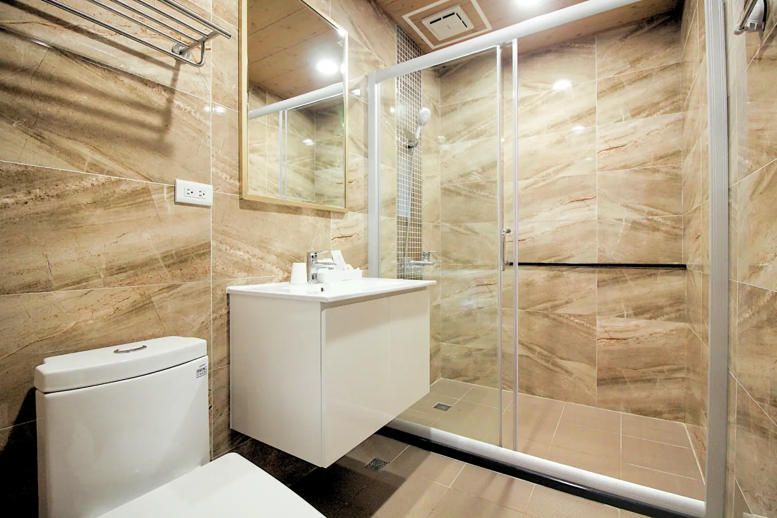 202小鹿睡睡雙人房，乾濕分離衛浴