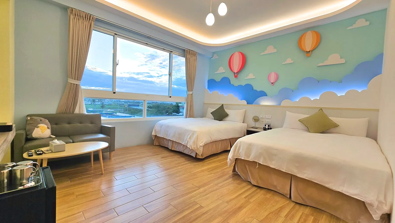 301熱氣球四人房，兩張雙人床與窗邊沙發
