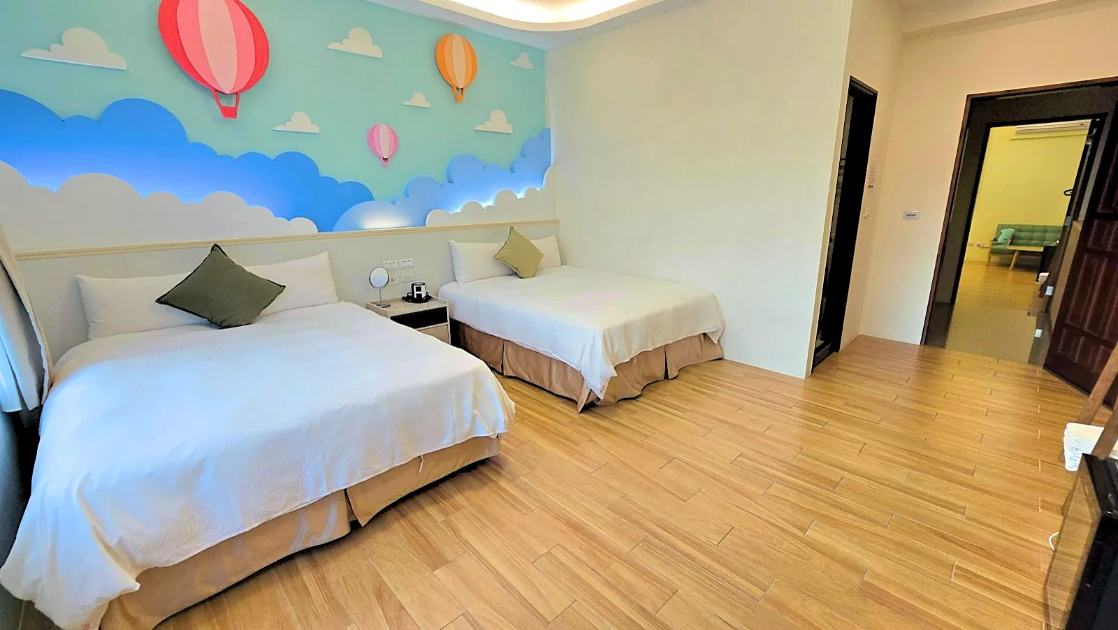 301熱氣球四人房，兩張雙人床與房內空間