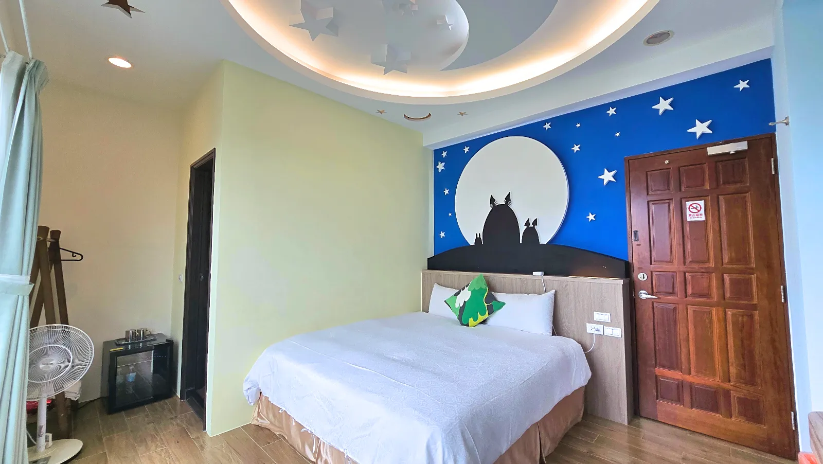 305月光星空雙人房，加大雙人床與月光主題牆面