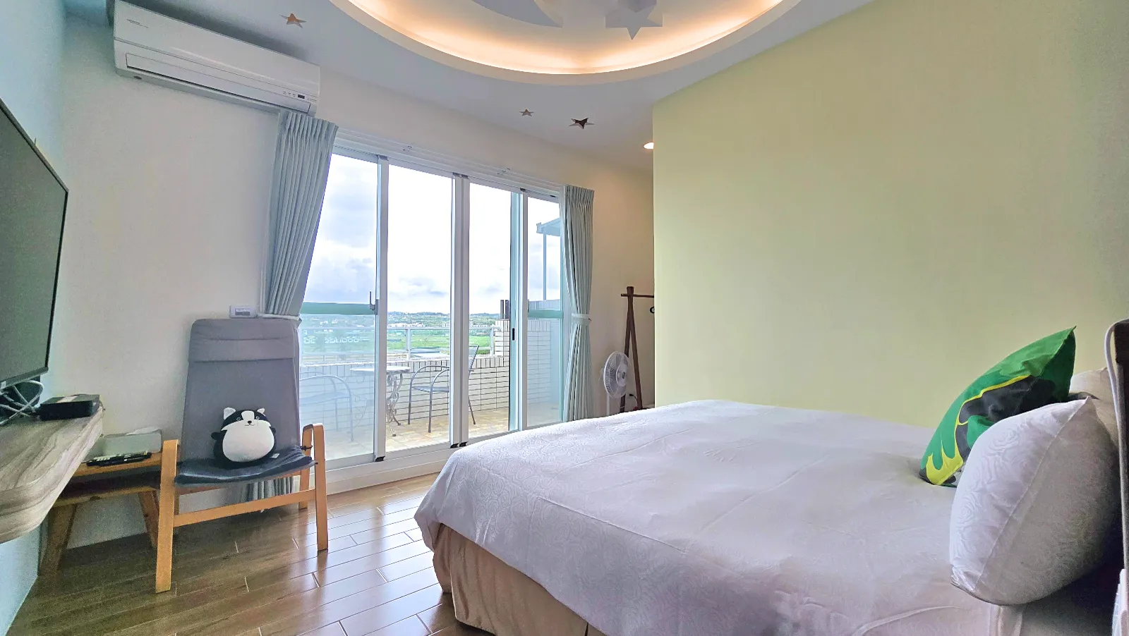 305月光星空雙人房，加大雙人床與陽台落地窗